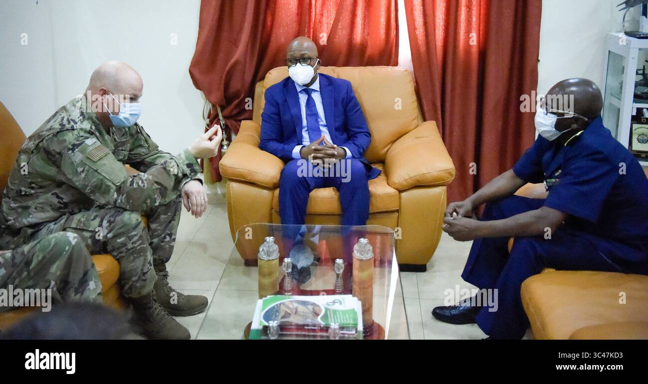 25. Mai 2021 - Dakar, Senegal - Brig. General Christopher Ireland, Stabschef der US-Luftstreitkräfte in Europa-Air Forces Afrika (links), Herr Noel Fachi, USAFE-AFAFRICA Force Development Program Manager (Center) und Brig. General Papa Souleymane Sarr, treffen sich, um die Beziehungen zwischen den USA und Senegalesen zu diskutieren, um das Engagement für die Kraftentwicklung in Dakar, Senegal, am 25. Mai 2021 zu beginnen. Force Development Engagements stärken AFAFRICAâ Beziehungen zu Partnern wie Senegal und bieten eine unschätzbare Plattform für den Austausch von Ideen und Best Practices zur Verbesserung der grundlegenden Fähigkeiten. (Foto von Lt. Hannah Durbin) (Credi Stockfoto