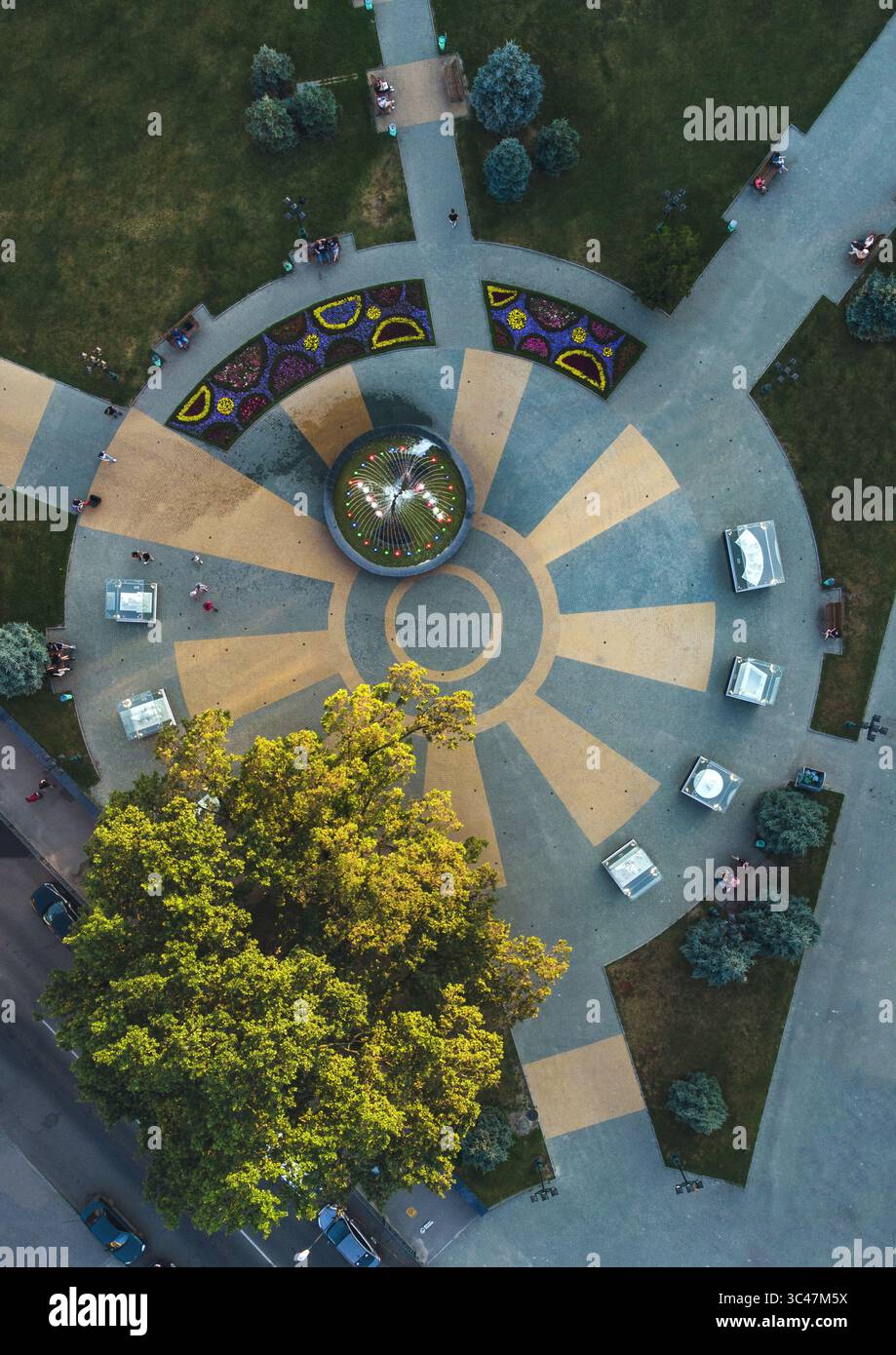 Aus der Vogelperspektive auf den Quadrat mit den radialen Mustern und Blumenbeeten, eine lebhafte urbane Oase, die sich im Kontrast zu den Grünflächen der Stadt befindet, Kharkiw, Kharkiw Oblast, Ukraine. Stockfoto