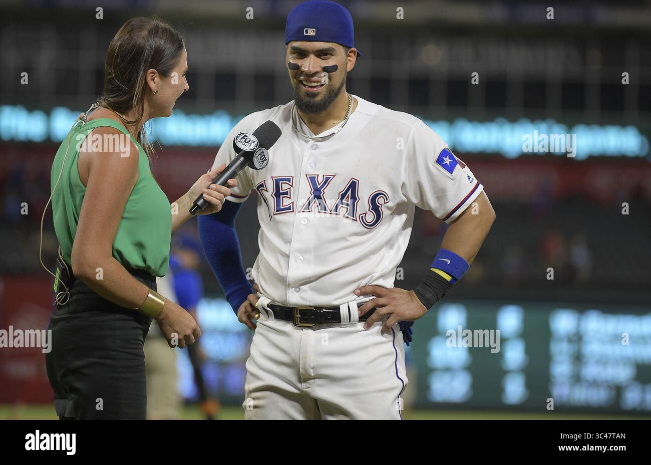 25. Juni 2018: Arlington, TX, USA – der Texas Rangers-Fänger Robinson Chirinos (61) wird von Fox Sports Southwest Field Reporterin Emily Jones interviewt, nachdem die Rangers die Padres 7-4 im Globe Life Park geschlagen hatten 2018. (Kreditbild: © Max Faulkner/TNS via ZUMA Wire) Stockfoto