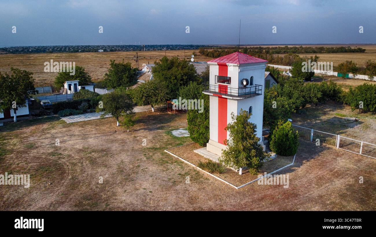 Aus der Vogelperspektive des mittleren Leuchtturms von Khablovskyi mit seinen roten und weißen Streifen gegen die Landschaft, Cherson, Cherson Oblast, Ukraine. Stockfoto