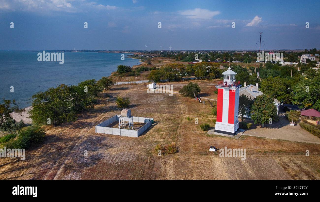 Luftaufnahme des Luparevskyi Front Lighthouse in auffälligem Rot und weiß vor dem Hintergrund des Meeres, Cherson, Cherson Oblast, Ukraine. Stockfoto