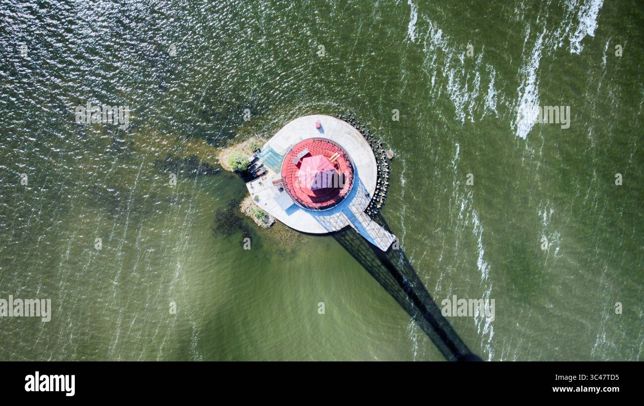 Aus der Vogelperspektive des Stanislav Adzhyhol hinteren Leuchtturms, der inmitten des glitzernden Wassers steht, Cherson Oblast, Ukraine. Stockfoto