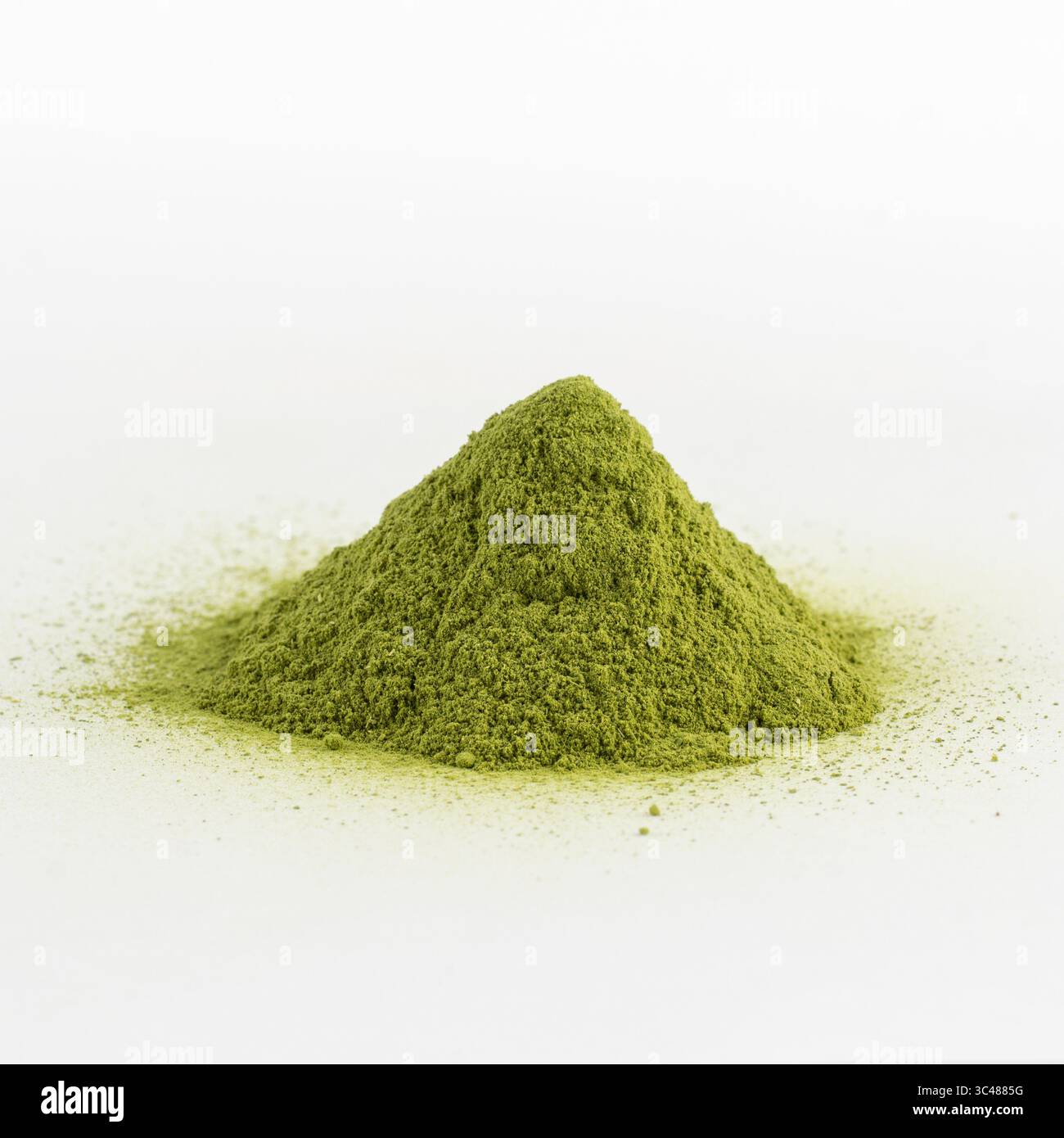 Feines Matcha-Grüntee-Pulver auf weißem Hintergrund, isoliert, lebendige Farbe, gesunde Getränkezutat. Stockfoto