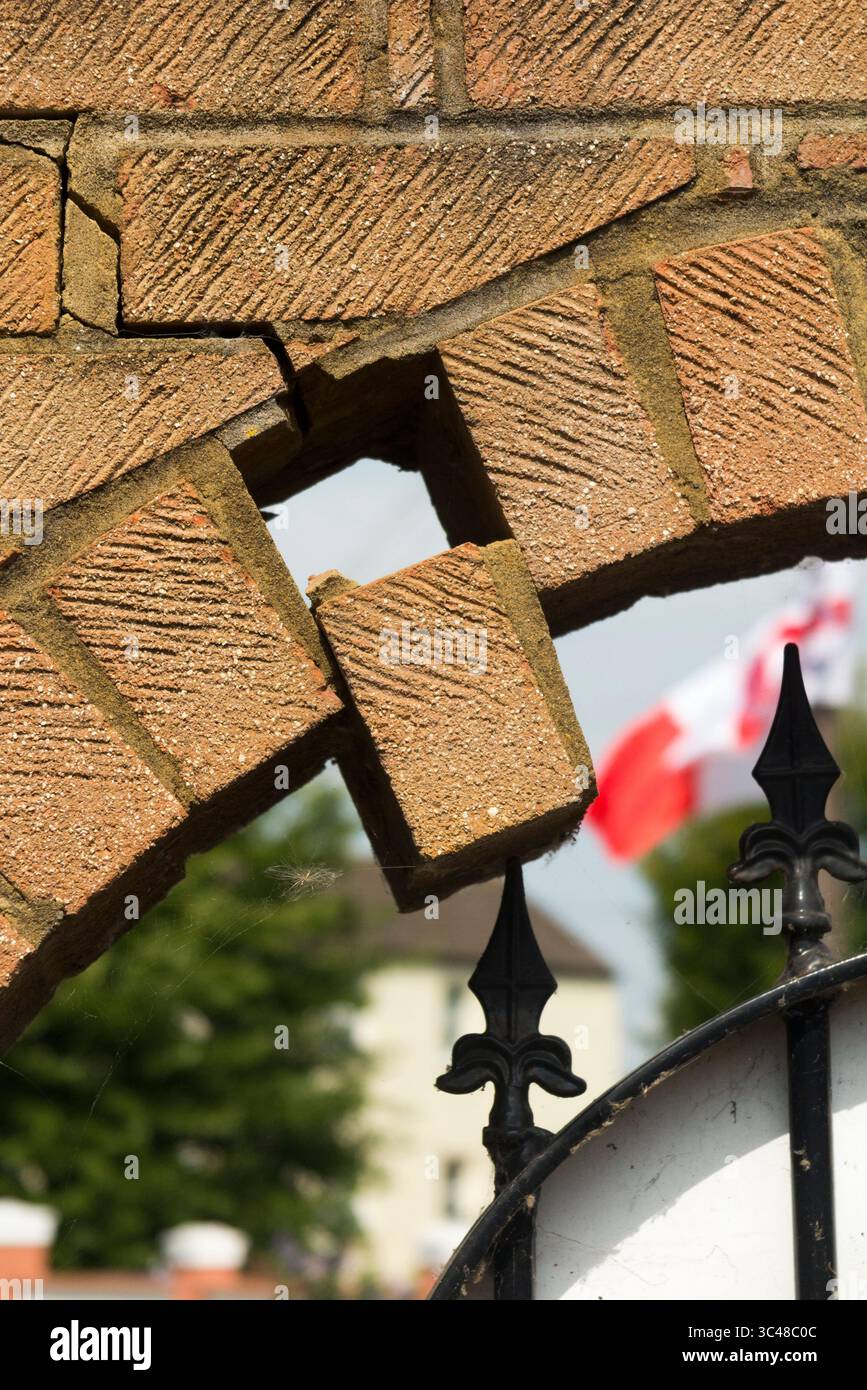 Ziegelstein fällt vom Bogen in die Wand, was zum Einsturz führen könnte. Verursacht durch Siedlung oder Stiftungsbewegung. UK. Gefahr für Gesundheit und Sicherheit. (145) Stockfoto