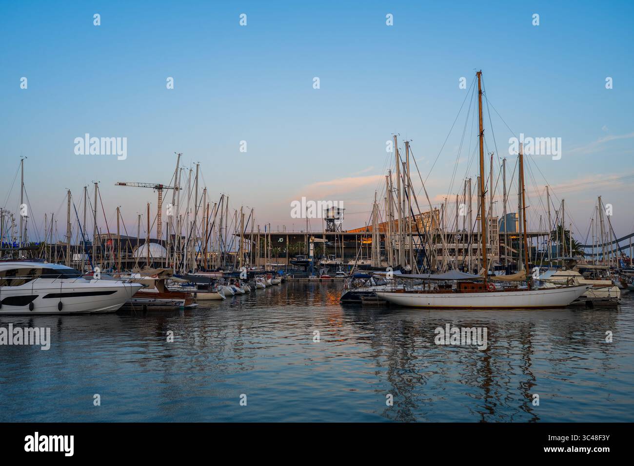 Segelboote bei Sonnenuntergang in Barcelona Port Vell Marina, Barcelona, Spanien Stockfoto