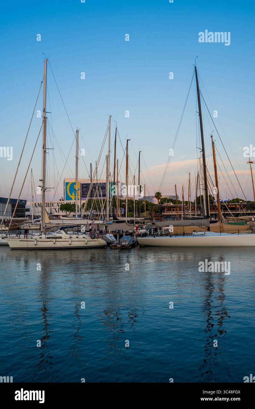 Segelboote bei Sonnenuntergang in Barcelona Port Vell Marina, Barcelona, Spanien Stockfoto
