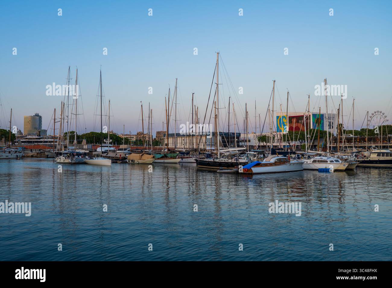 Segelboote bei Sonnenuntergang in Barcelona Port Vell Marina, Barcelona, Spanien Stockfoto