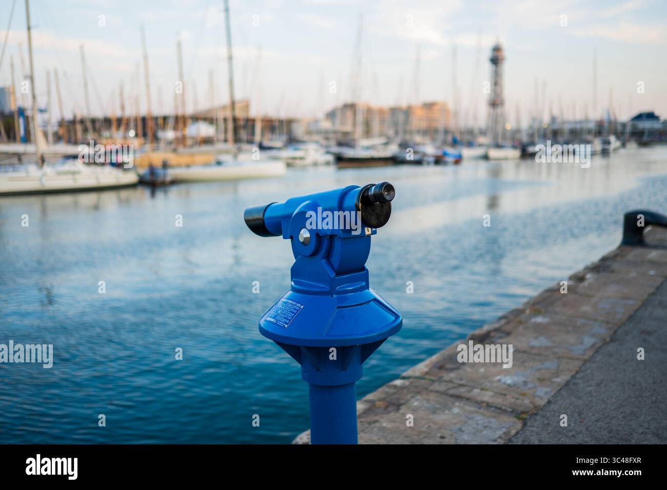 Segelboote bei Sonnenuntergang in Barcelona Port Vell Marina, Barcelona, Spanien Stockfoto