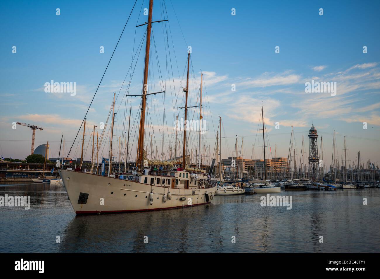 Segelboote bei Sonnenuntergang in Barcelona Port Vell Marina, Barcelona, Spanien Stockfoto