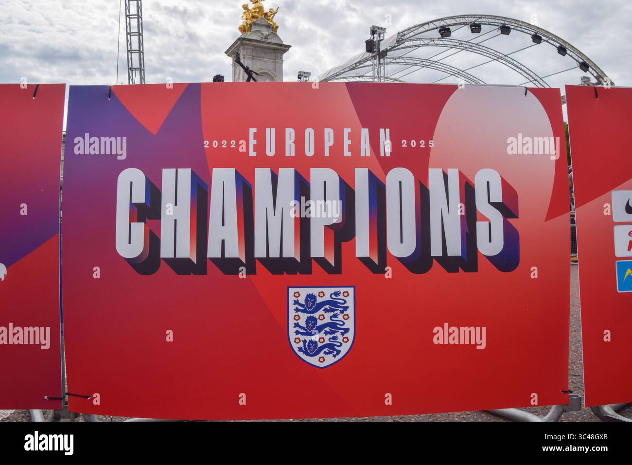 London, Großbritannien. Juli 2025. Die Arbeiter bauen die Bühne im Victoria Memorial vor den Feierlichkeiten. Die englische Fußballnationalmannschaft der Frauen, bekannt als die Lionesses, besiegte Spanien, um die EM 2025 zu gewinnen, und feiert mit einer Prozession entlang der Mall und vor dem Buckingham Palace. Quelle: Vuk Valcic/Alamy Live News Stockfoto