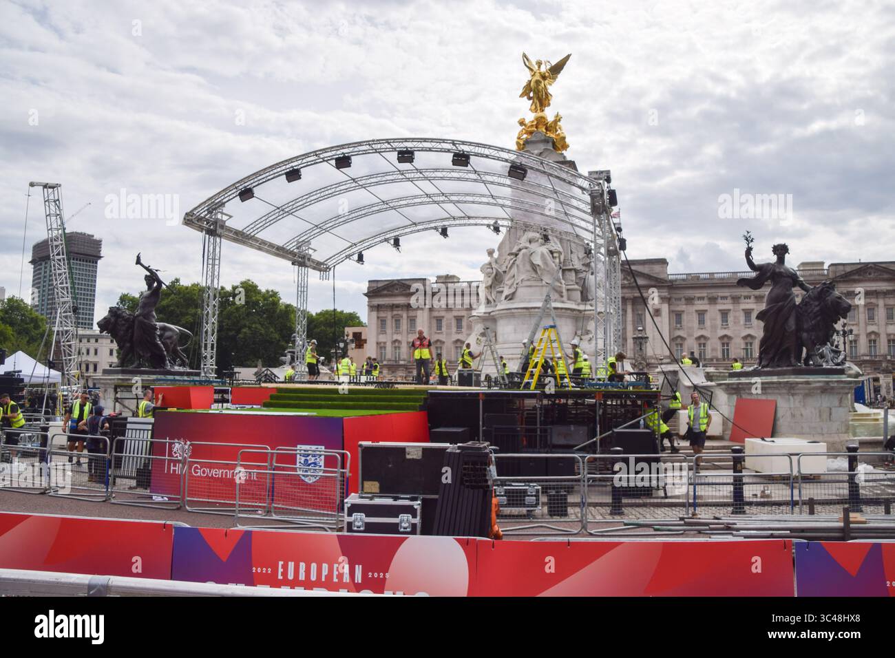 London, Großbritannien. Juli 2025. Die Arbeiter bauen die Bühne im Victoria Memorial vor den Feierlichkeiten. Die englische Fußballnationalmannschaft der Frauen, bekannt als die Lionesses, besiegte Spanien, um die EM 2025 zu gewinnen, und feiert mit einer Prozession entlang der Mall und vor dem Buckingham Palace. Quelle: Vuk Valcic/Alamy Live News Stockfoto