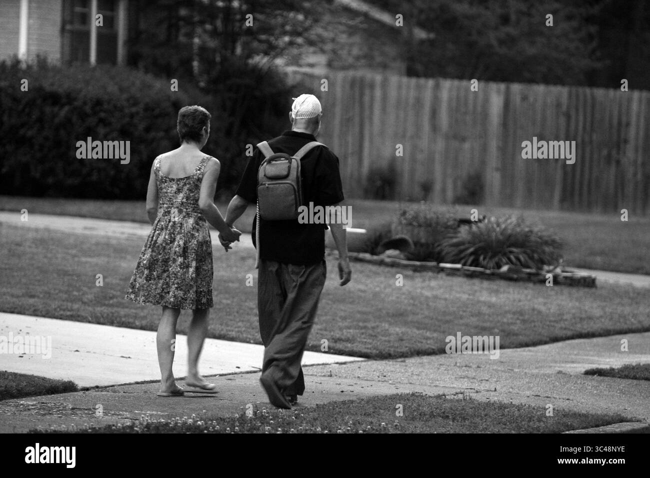 April 2016 – Memphis, Tennessee, USA – DR. ROBERT BOLDING geht mit seiner Frau INGRID. Die Diagnose von Bolding erfolgte mit einem Glioblastoma multiforme, einem aggressiven terminalen Tumor des Hirntumors in der Weihnachtswoche im Jahr 2015. Bob lebte die meiste Zeit seines Lebens in dem Haus, in dem er mit seiner Frau Ingrid Bolding und seinen Kindern aufwuchs. Er lernte Ingrid in Deutschland kennen, als er im Dienst war. Eine der alternativen Behandlungsmethoden, die er versuchte, war ein Optune Cap, das ein elektromagnetisches Feld mit geringer Intensität abgibt, um die Teilung von Krebszellen zu stoppen oder zu verlangsamen. Er trug die Mütze etwa 18 Stunden pro Tag. Er lebte viel länger als nötig Stockfoto