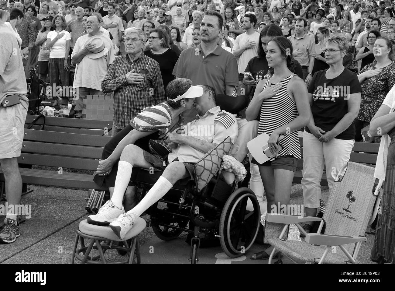 Juli 2017 – Memphis, Tennessee, USA – DR. ROBERT BOLDING erhält bei einer patriotischen Zeremonie einen Kuss von seiner Frau INGRID. Die Diagnose von Bolding erfolgte mit einem Glioblastoma multiforme, einem aggressiven terminalen Tumor des Hirntumors in der Weihnachtswoche im Jahr 2015. Bob und seine eingewanderte Frau Ingrid waren beide sehr stolze Amerikaner. Er nahm an einer patriotischen Zeremonie letzten Juli Teil. Bob kam zu diesem Zeitpunkt wegen seiner Krankheit nicht mehr viel aus dem Haus. Er starb am 26. Mai 2018. (Kreditbild: © Karen Pulfer Focht/zReportage.com Via ZUMA Wire) Stockfoto