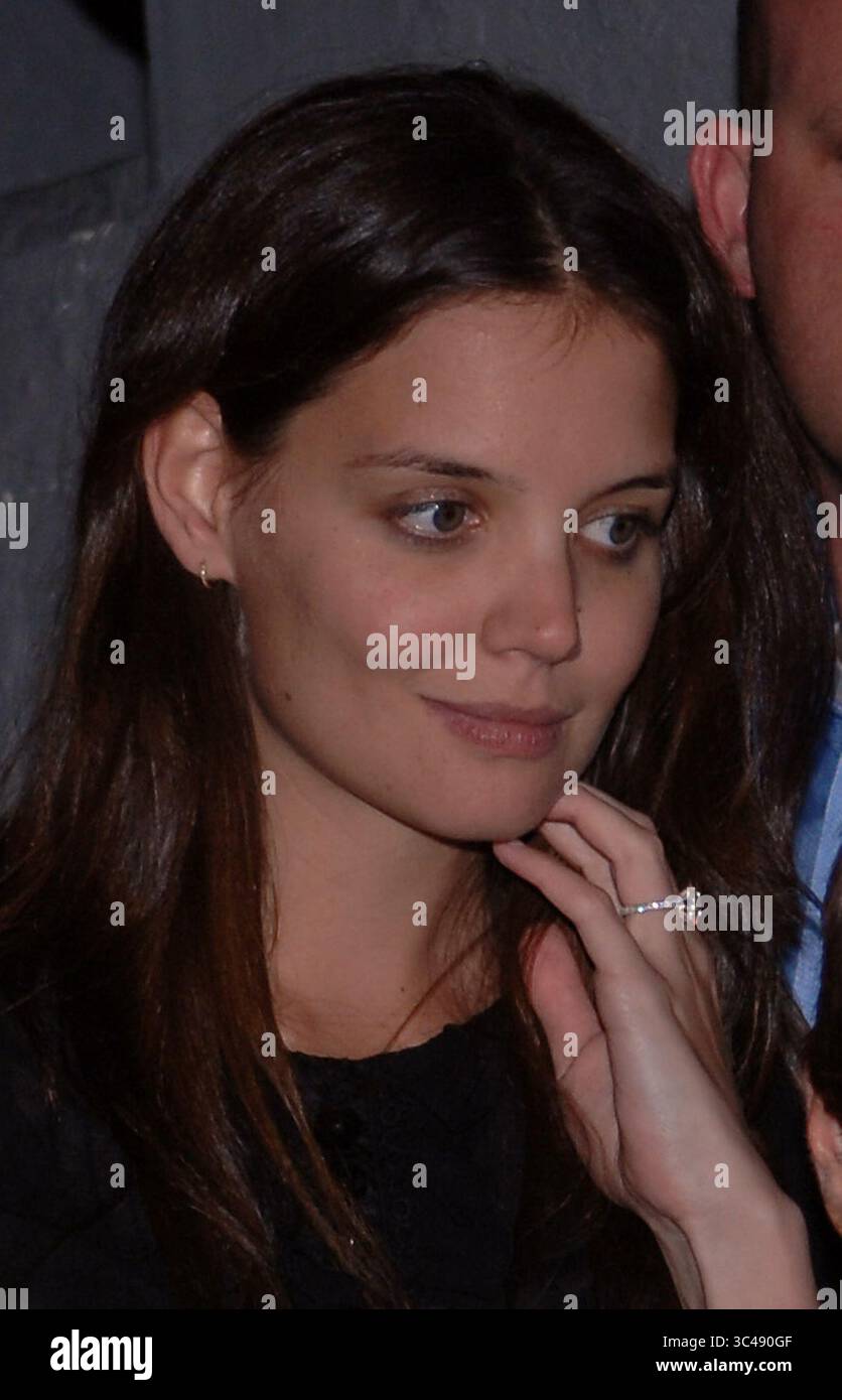 18. Dezember 2005, Miami Beach, Florida, USA: Mega Star T. Cruise hat ein besonderes Abendessen zum 27. Geburtstag oder seine schöne schwangere Braut KATIE HOLMES im Estefan's Restaurant Larrios on the Beach am Ocean Drive. Das Paar sah absolut strahlend und glücklich aus, als Toms Bodyguards mitbrachte, schien es, als wären sie Designer-Geburtstagsgeschenke für das Auto (Gucci usw.). (Kreditbild: © SMG via ZUMA Press Wire) Stockfoto 18. Dezember 2005, Miami Beach, Florida, USA: Mega Star T. Cruise hat ein besonderes Abendessen zum 27. Geburtstag oder seine schöne schwangere Braut KATIE HOLMES im Estefan's Restaurant Larrios on the Beach am Ocean Drive. Das Paar sah absolut strahlend und glücklich aus, als Toms Bodyguards mitbrachte, schien es, als wären sie Designer-Geburtstagsgeschenke für das Auto (Gucci usw.). (Kreditbild: © SMG via ZUMA Press Wire) Stockfoto