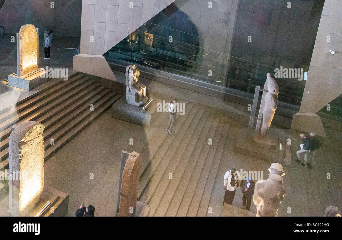 Ägypten, Kairo, großes Ägyptisches Museum (GEM), Blick auf die große Treppe, von den großen Galerien. Stockfoto