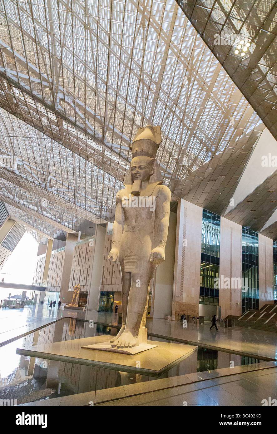 Ägypten, Kairo, in der Nähe der Großen Pyramiden von Gizeh, großes Ägyptisches Museum (GEM), Koloss von König Ramses II., in der Eingangshalle. Stockfoto