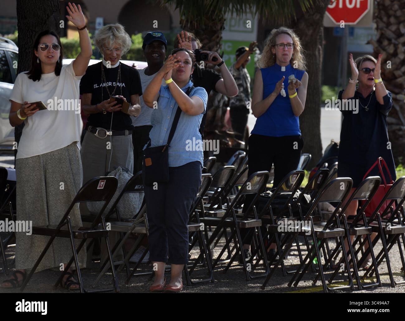 27. Juni 2018 – McAllen, Texas, USA – 27. Juni 2018 – McAllen, Texas – Team von Faith in Public Life klatschen als Einwanderer sich nähern. Kürzlich eingewanderte Einwanderer und ihre Kinder werden am zentralen Busbahnhof aus der Haft abgesetzt. Diese Familien mit Kindern unter 7 Jahren wurden nicht getrennt. Freiwillige von katholischen Wohltätigkeitsorganisationen des Rio Grande Valley (CCRGV) mit Hilfe der Sacred Heart Church führten sie in das Erholungszentrum, um Hilfe zu leisten. Die meisten kamen ohne Schnürsenkel, einige mit Knöchelarmbändern. Sie werden in verschiedene staaten transportiert. (Bild: © Carol Guzy Via ZUMA Wi Stockfoto