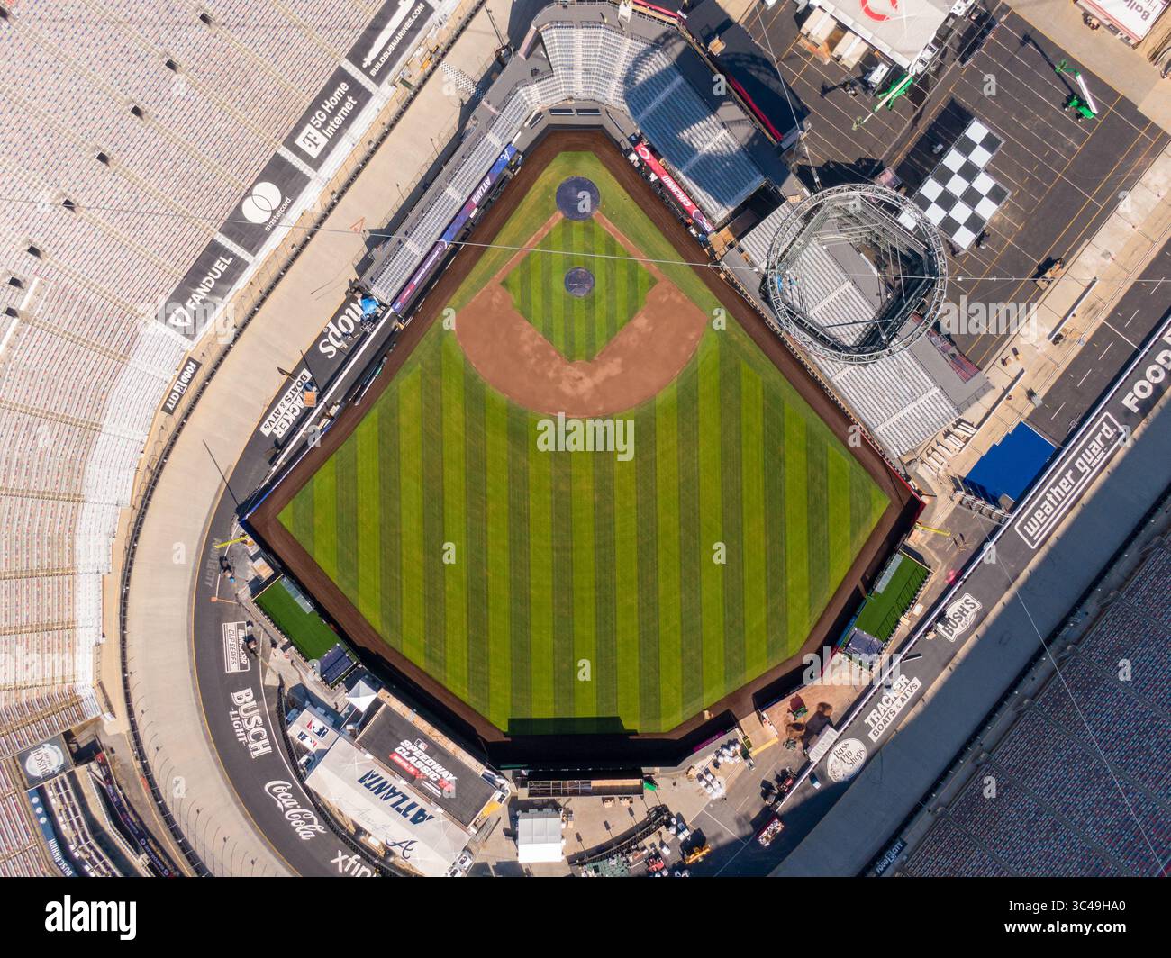 Sunny Day Time Drone Bilder vom Spielfeld, das auf dem Speedway Classic 2025 MLB Game mit den Braves und Reds auf dem Bristol Motor Speedway vorbereitet wird Stockfoto
