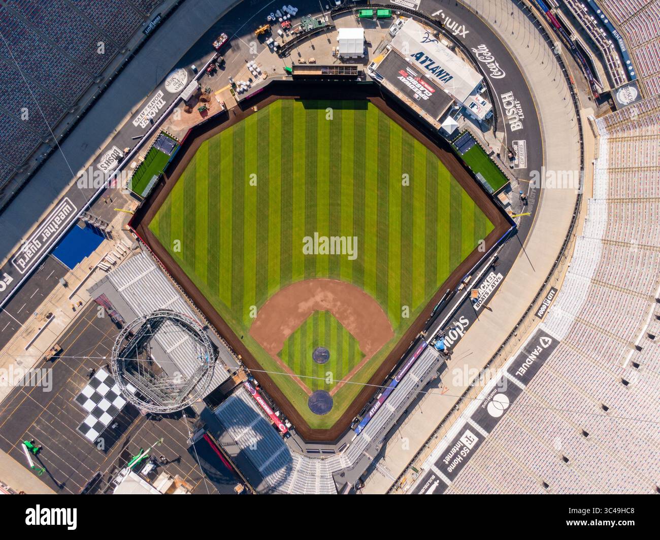 Sunny Day Time Drone Bilder vom Spielfeld, das auf dem Speedway Classic 2025 MLB Game mit den Braves und Reds auf dem Bristol Motor Speedway vorbereitet wird Stockfoto