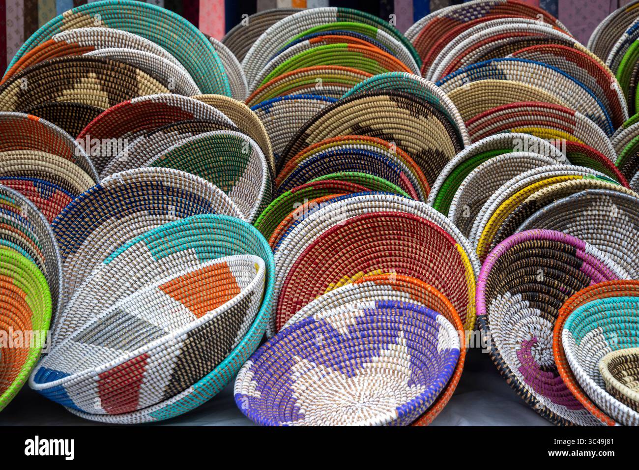 Schüsseln aus Korbflechten auf dem mallorquinischen Markt. Stockfoto