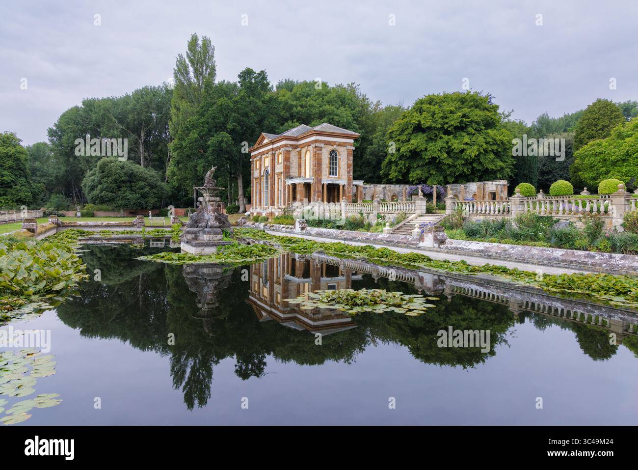 Stoke Park Pavilions, Northamptonshire, Vereinigtes Königreich: Einer der schönen Pavillons im palladianischen Stil, die Inigo Jones zugeschrieben werden, spiegelt sich im See wider. Stockfoto