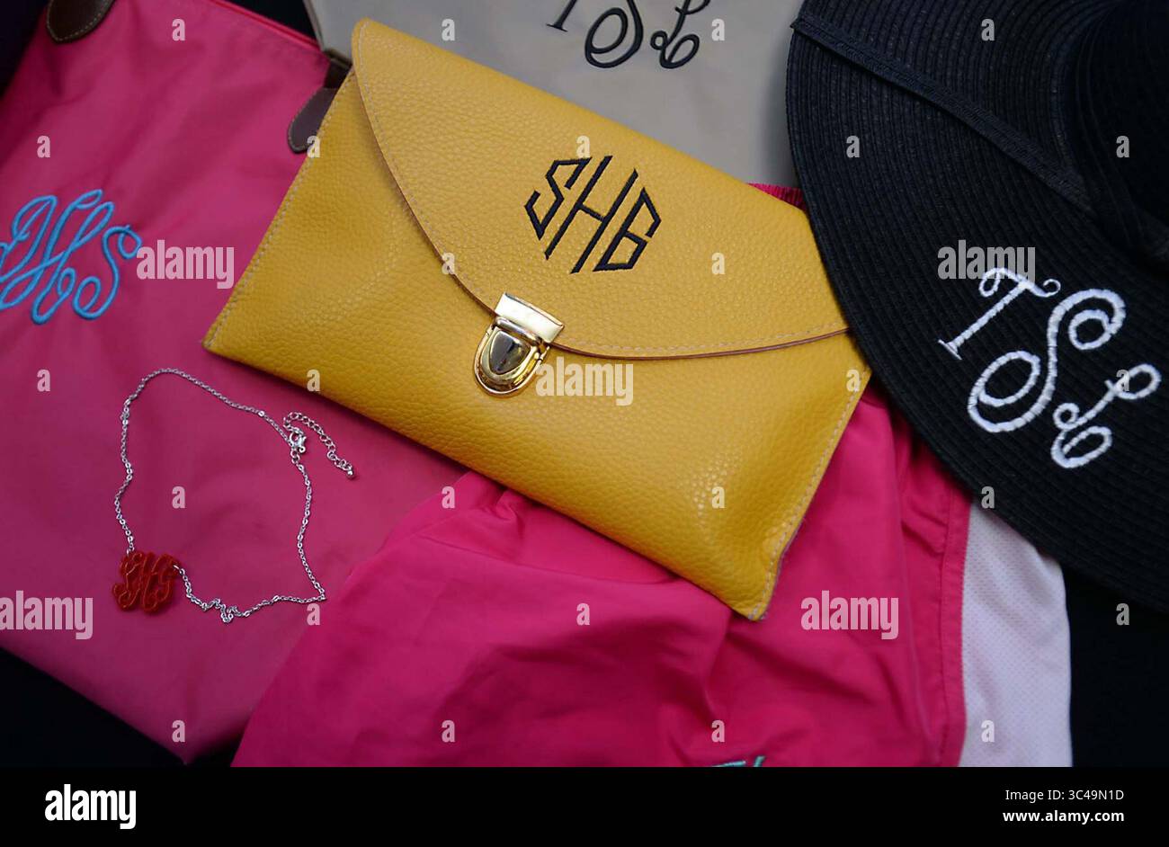 20. Februar 2014 - Gastonia, NC, USA - während die Südländer nicht das Monogrammen erfunden haben (dieser Kredit gehört den alten griechischen und römischen Herrschern), haben sie die Kunst sicherlich perfektioniert, indem sie anfangs alles aufzogen, von Wurfkissen und Handtüchern bis hin zu Schuhen und Duschvorhängen. Das Leben im Süden macht dieses typische Element des südländischen Stils zu einer Vorliebe der Kultur für Tradition und Familiennamen. (Bild: © Todd Sumlin/TNS via ZUMA Wire) Stockfoto