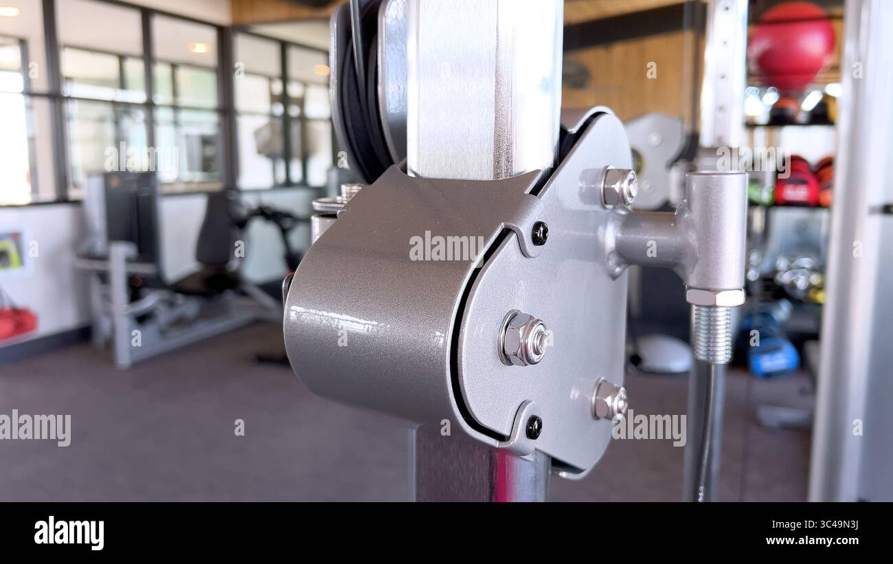 Nahaufnahme des Riemenscheibenmechanismus für Fitnessgeräte Stockfoto