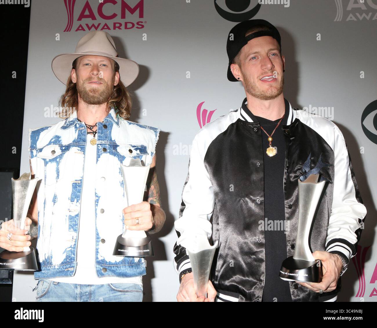 April 2017 - Las Vegas, NV, USA - LAS VEGAS - APR 2: Brian Kelley, Tyler Hubbard, Florida Georgia Line bei den Academy of Country Music Awards 2017 in der T-Mobile Arena am 2. April 2017 in Las Vegas, NV (Kreditbild: © Kathy Hutchins via ZUMA Wire) Stockfoto