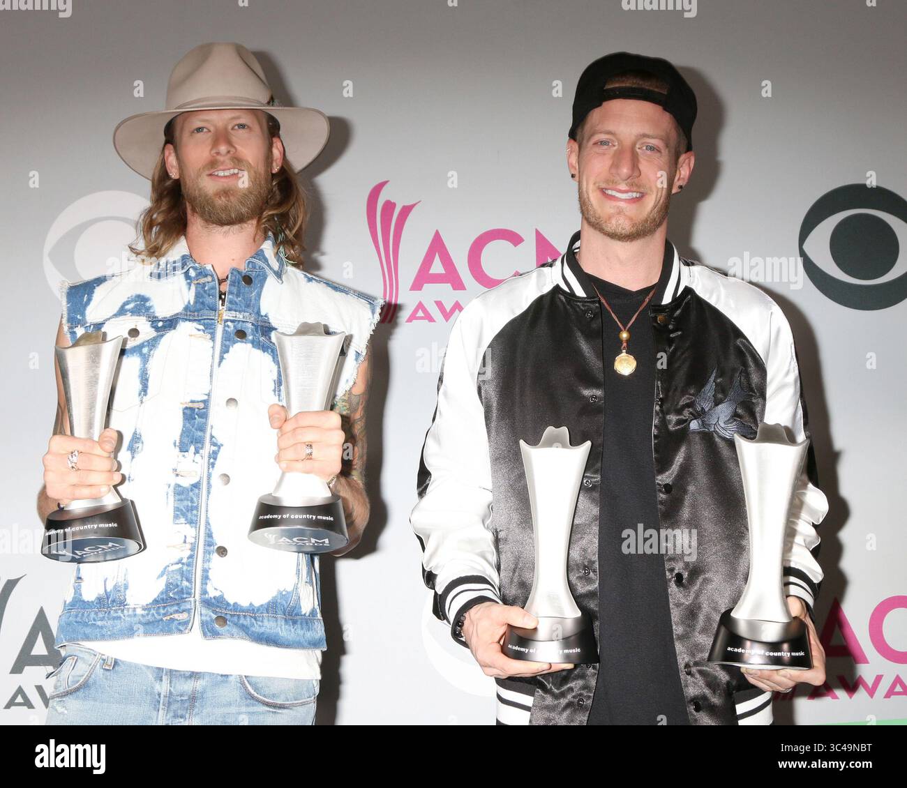 April 2017 - Las Vegas, NV, USA - LAS VEGAS - APR 2: Brian Kelley, Tyler Hubbard, Florida Georgia Line bei den Academy of Country Music Awards 2017 in der T-Mobile Arena am 2. April 2017 in Las Vegas, NV (Kreditbild: © Kathy Hutchins via ZUMA Wire) Stockfoto