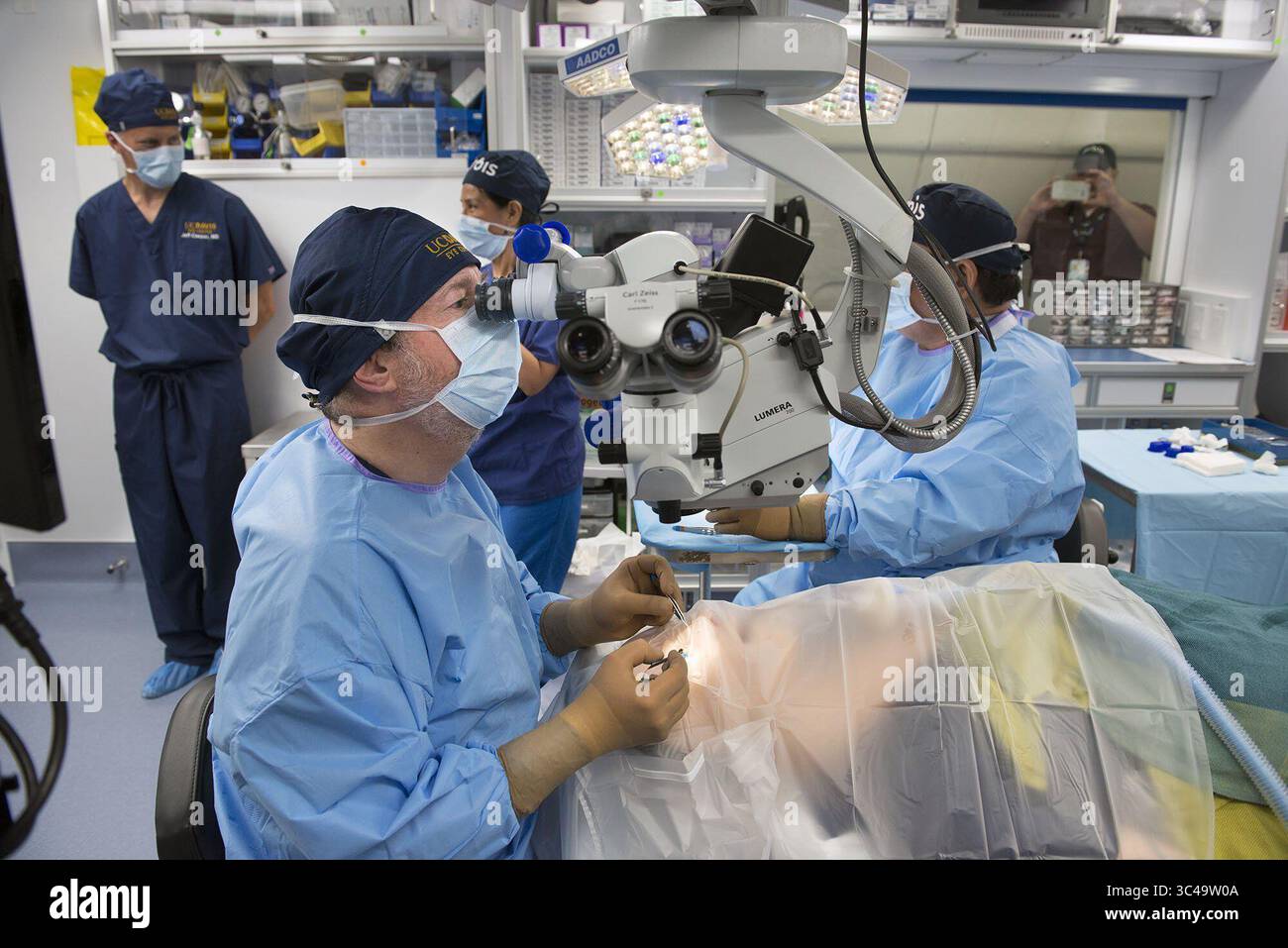 8. Juni 2016 - Sacramento, Kalifornien, USA - UC Davis Opthamfologist James Brandt führt an Bord des Orbis Flying Eye Hospital, des einzigen akkreditierten, mobilen Lehr-Augenkrankenhauses, eines MD-10-Jets, der derzeit am Mittwoch, 8. Juni 2016 in Sacramento Calif. Auf dem McClellan Field parkt (Kreditbild: © Rpench@Sacbee.Com/Sacramento Bee Via ZUMA Wire). Stockfoto