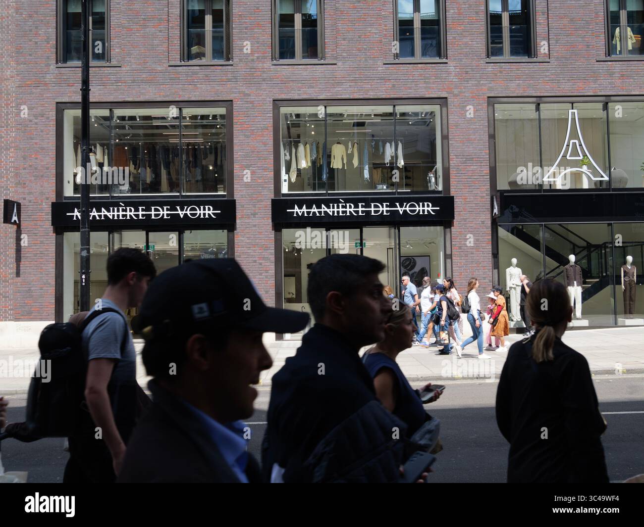Fußgänger gehen vorbei an Manière de Voir Modegeschäft in der Oxford Street, London, Großbritannien Stockfoto