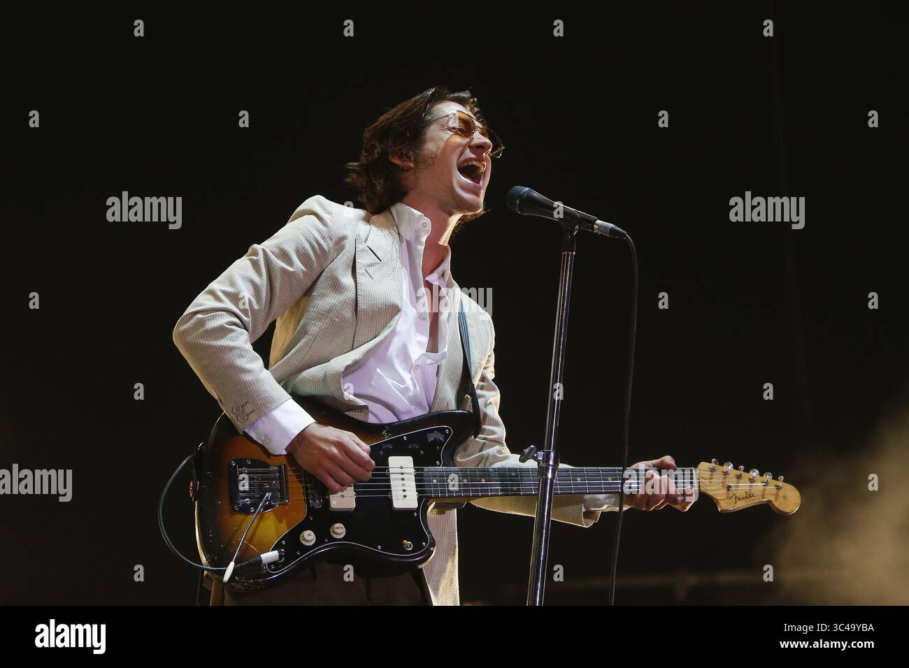 13. Juli 2018: Oeiras (Portugal): Sänger ALEX TURNER, Leadsänger der Band Arctic Monkeys, präformt das Nos Alive Festival. (Foto: © Pedro Nunes via ZUMA Wire) Stockfoto