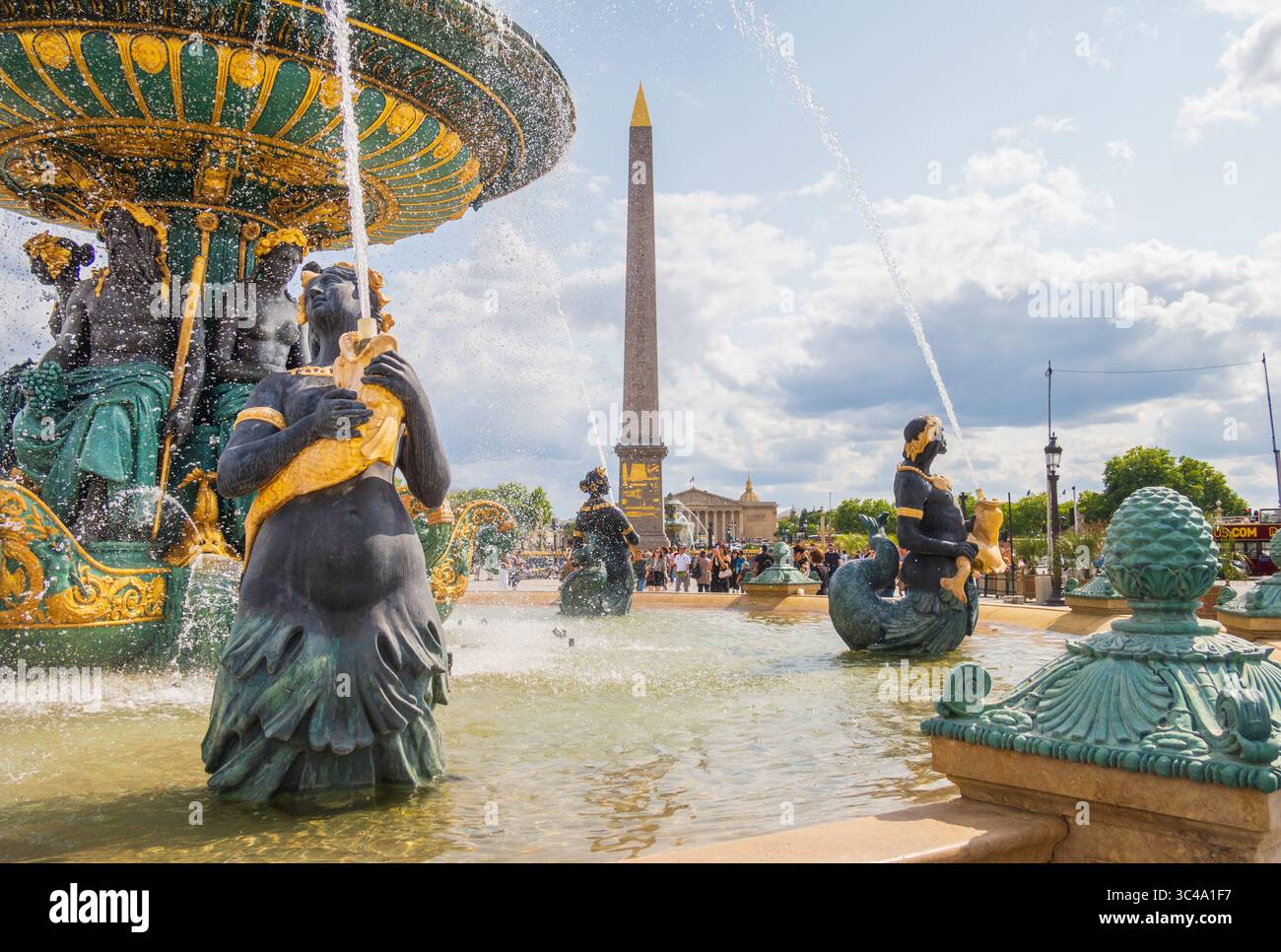 Paris, Frankreich - 15. Juni 2025: Detaillierter Blick auf den Meeresbrunnen (Fontaine de la Navigation Maritime) und den berühmten Luxor Obelisk am Place de Stockfoto