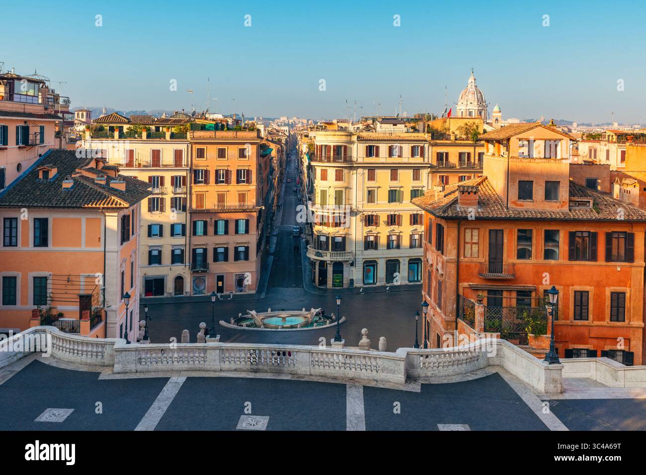 Blick von der Spitze der Spanischen Treppe auf die Piazza di Spagna mit Brunnen und historischen Gebäuden, Rom Stadt, Italien. Italienische Architektur Stockfoto