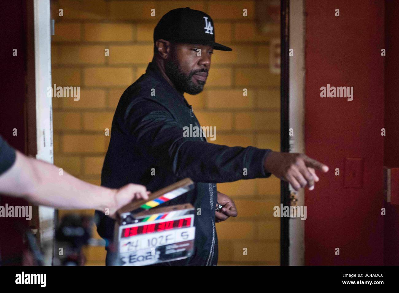 ERSCHEINUNGSDATUM: 20. Juni 2018 TITEL: Equalizer 2 STUDIO: Columbia Pictures REGISSEUR: Antoine Fuqua HANDLUNG: Robert McCall dient einer unerschütterlichen Gerechtigkeit für Ausgebeutete und Unterdrückte, aber wie weit wird er gehen, wenn das jemand ist, den er liebt. Regisseur ANTOINE FUQUA am Set. (Kreditbild: © Columbia Pictures/Entertainment Pictures/ZUMAPRESS.com) Stockfoto