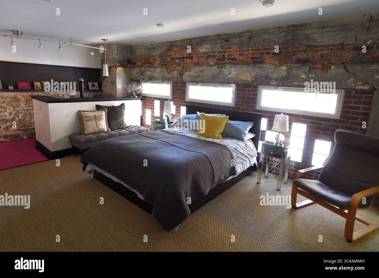 3. Mai 2018 - Baltimore, MD, USA - Kelly Walkers Hauptschlafzimmer zeigt die einzigartigen Merkmale des Gebäudes, wie diese ungewöhnlich geformten Fenster. (Bild: © Lloyd Fox/TNS via ZUMA Wire) Stockfoto