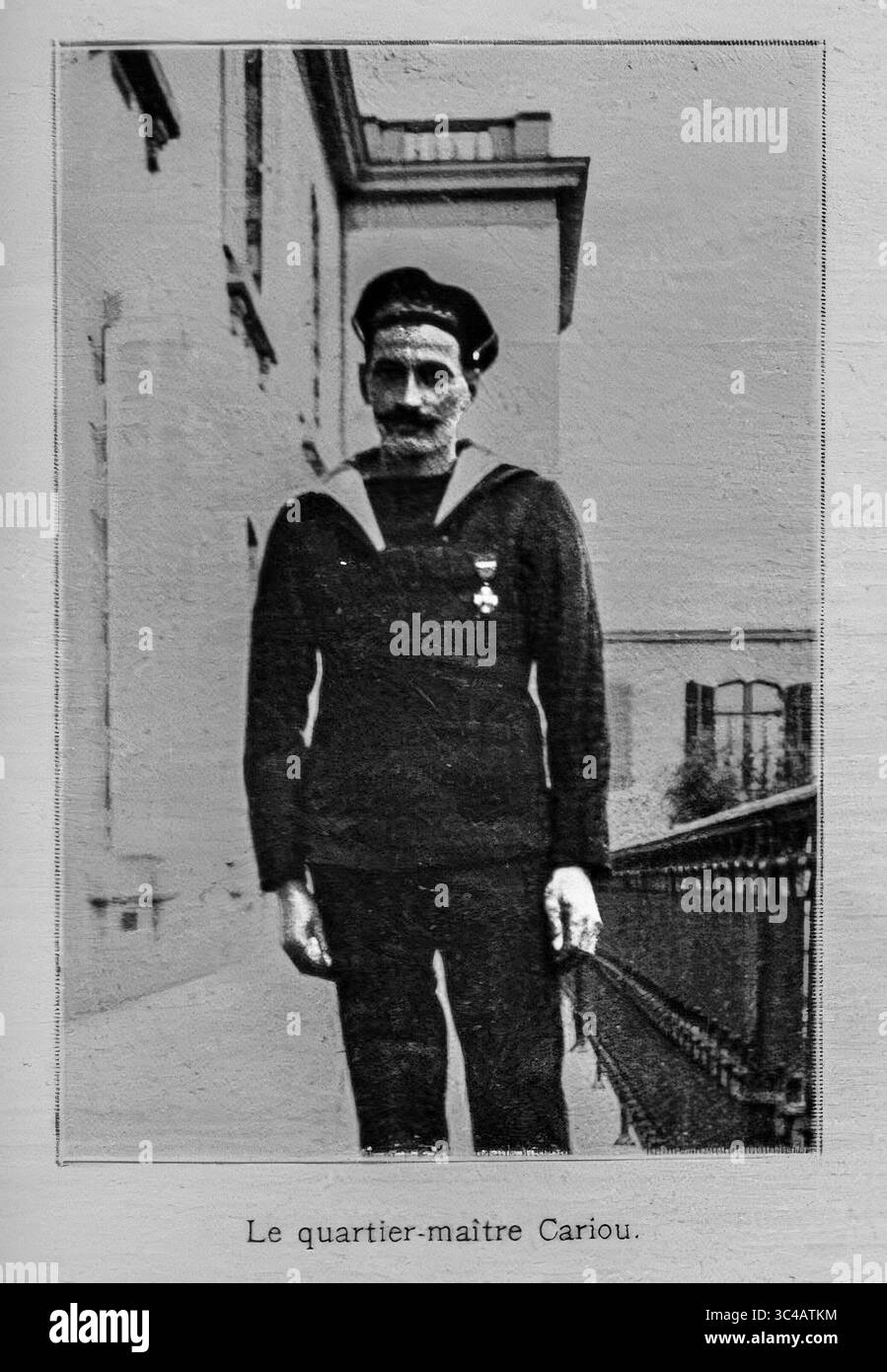 Porträt des Quartiermeisters Gunner Joseph Cariou, des einzigen Überlebenden des französischen Kreuzers Amiral-Charner, versenkt am 8. Februar 1916 vor der syrischen Küste bei Beirut. In LíIllustration am 11. März 1916 veröffentlicht, beschreibt Cariouís erschütternde Berichte aus erster Hand die letzten Momente des Schiffes und sein vier Tage währendes Überleben auf See. Ein eindrucksvolles Zeugnis des Kriegsopfers und der Ausdauer der französischen Marine im Ersten Weltkrieg. Stockfoto