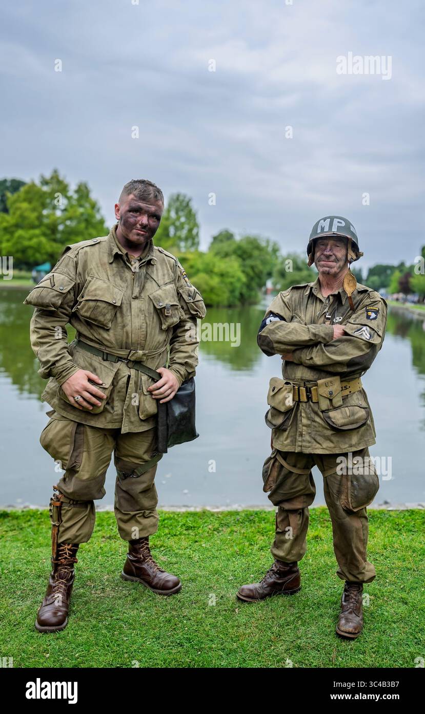 Schauspieler verkleideten sich als Soldaten der US Army Airborne Division, The Screaming Eagles, in Kampfmüden zum 80. Jahrestag des Zweiten Weltkriegs in Warminste Stockfoto