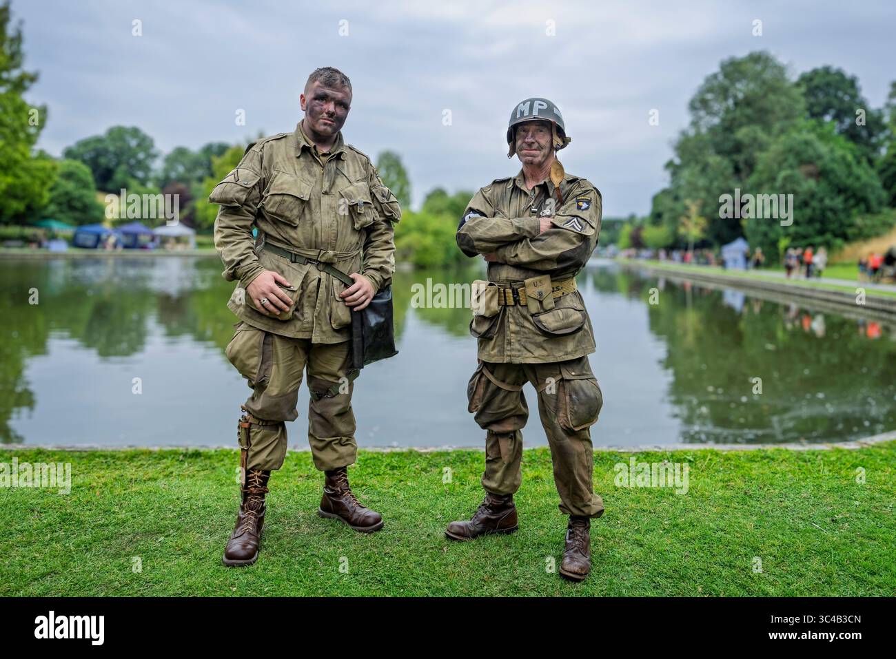 Schauspieler verkleideten sich als Soldaten der US Army Airborne Division, The Screaming Eagles, in Kampfmüden zum 80. Jahrestag des Zweiten Weltkriegs in Warminste Stockfoto