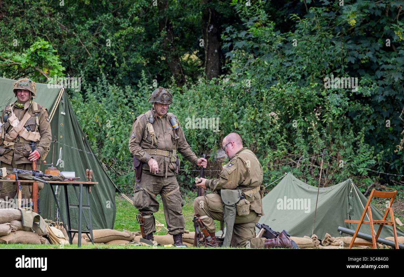 Schauspieler verkleidet als Soldaten der US Army Airborne Division im Zweiten Weltkrieg in Kampfmüden zum 80. Jahrestag des Zweiten Weltkriegs im Warminster Park, Wiltshire, UK, o Stockfoto