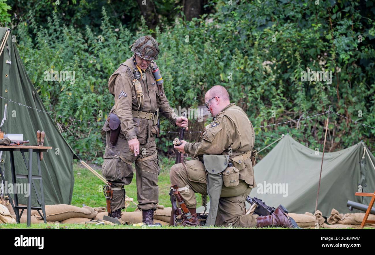 Schauspieler verkleidet als Soldaten der US Army Airborne Division im Zweiten Weltkrieg in Kampfmüden zum 80. Jahrestag des Zweiten Weltkriegs im Warminster Park, Wiltshire, UK, o Stockfoto