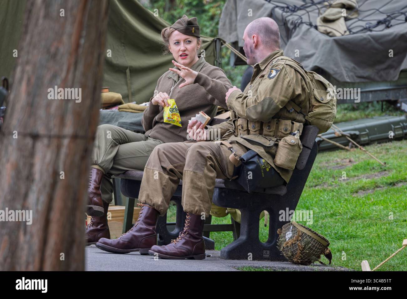 Männliche und weibliche Schauspieler verkleidet als Soldaten der US Army Airborne Division während des 80. Jahrestages des Zweiten Weltkriegs im Warminster Park, Stockfoto