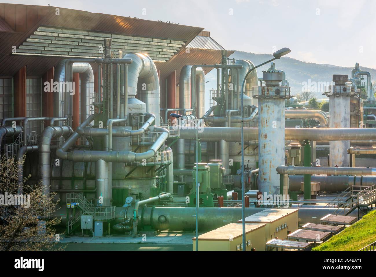 Pipelines eines geothermischen Kraftwerks in Larderello, Toskana, Italien. Geothermie ist eine Form der alternativen und nachhaltigen Energieerzeugung Stockfoto
