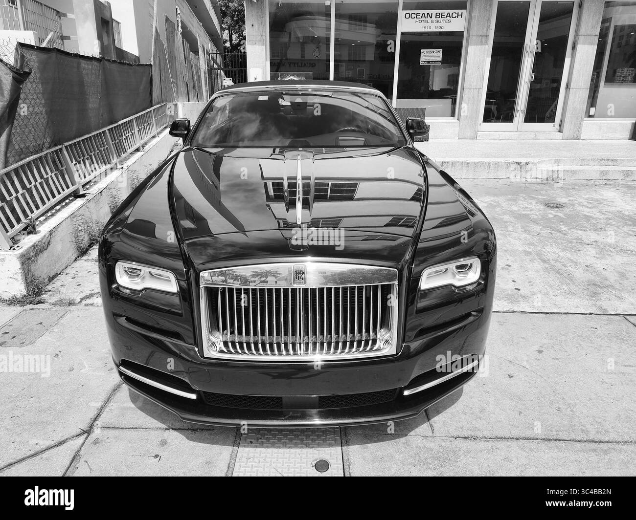 Miami Beach, Florida USA - 8. Juni 2024: 2014 Rolls-Royce Wraith Luxusauto schwarz am Ocean Drive miami Beach. Rolls Royce ist ein britischer Luxuswagen Stockfoto