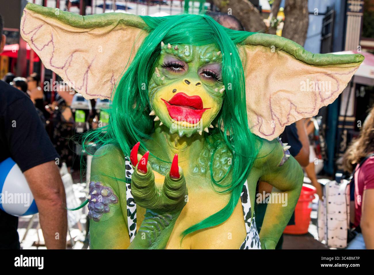 21. Juli 2018: San Diego, Kalifornien, USA - Greta aus dem Film „Gremlins 2“ Cosplay auf der Comic-Con 2018. (Kreditbild: © Marissa Carter via ZUMA Wire) Stockfoto