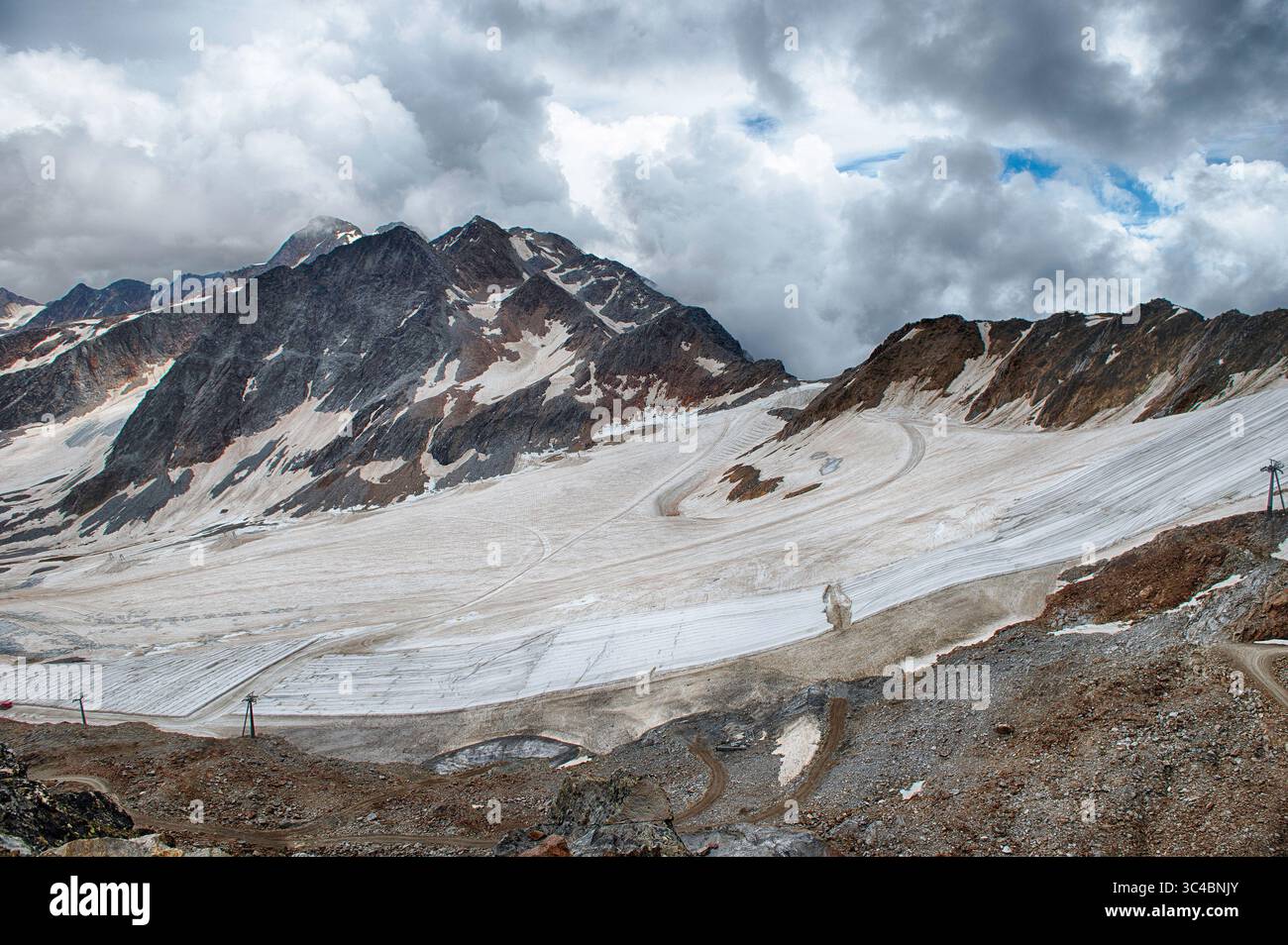 Panoramablick auf den schmelzenden Schnalstal-Gletscher in Südtirol, Italien. Mit weißen Folien bedeckt, um das Schmelzen von Eis zu reduzieren, eine Folge der globalen Entwicklung Stockfoto Panoramablick auf den schmelzenden Schnalstal-Gletscher in Südtirol, Italien. Mit weißen Folien bedeckt, um das Schmelzen von Eis zu reduzieren, eine Folge der globalen Entwicklung Stockfoto