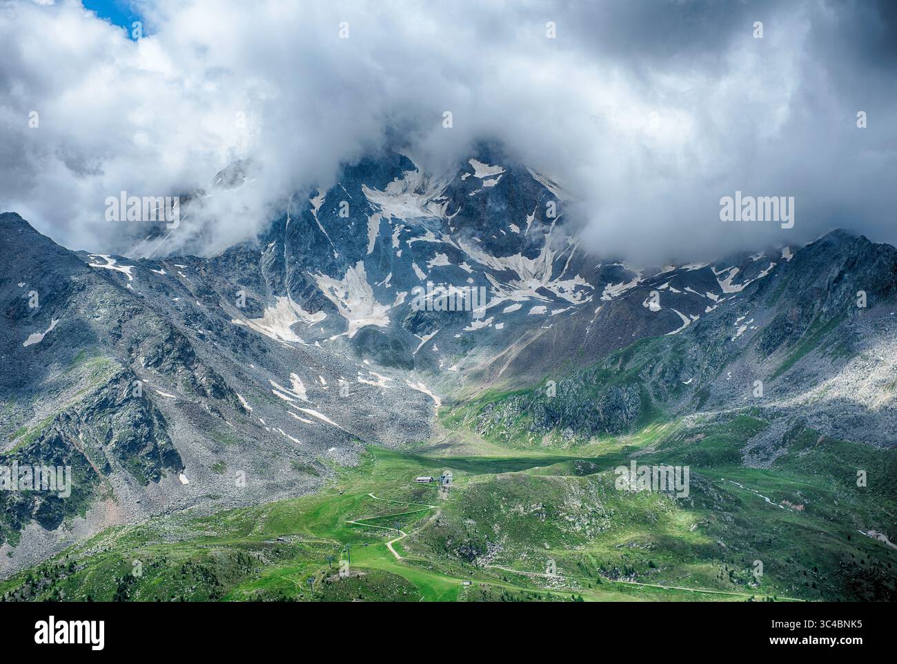 Wunderschöne Landschaft über den grünen Tälern des Schnalstaler Gletschers in Südtirol, Trentino Südtirol, Italien Stockfoto Wunderschöne Landschaft über den grünen Tälern des Schnalstaler Gletschers in Südtirol, Trentino Südtirol, Italien Stockfoto