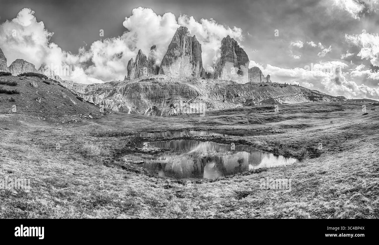 Die atemberaubende Landschaft der berühmten Tre Cime di Lavaredo spiegelt sich in einem alpinen See in den Dolomiten, Italien Stockfoto Die atemberaubende Landschaft der berühmten Tre Cime di Lavaredo spiegelt sich in einem alpinen See in den Dolomiten, Italien Stockfoto