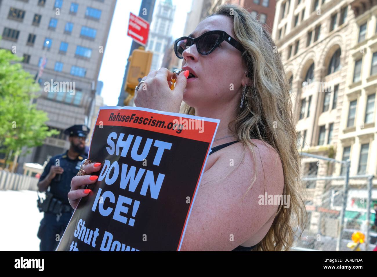 New York, New York, USA. Juli 2025. Demonstrant pfeift bei einem Protest gegen Pfeifgeräusche vor dem Einwanderungsgericht in New York City. An der 26 Federal Plaza, die einen EISSTILLSTAND fordert. Sich weigerten, ein Trump-faschistisches Regime zu akzeptieren Demonstranten haben Pfeifen gejagt und Töpfe und Trommeln angeknallt. (Kreditbild: © Milo Hess/ZUMA Press Wire) NUR REDAKTIONELLE VERWENDUNG! Nicht für kommerzielle ZWECKE! Quelle: ZUMA Press, Inc./Alamy Live News Stockfoto