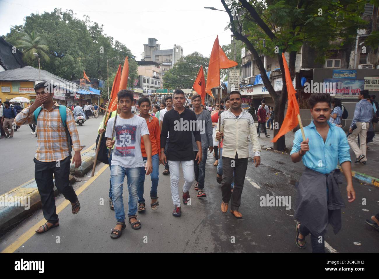 25. Juli 2018 – Mumbai, Maharastra, Indien – Demonstranten sahen, die mit Flaggen demonstrierten. Maratha Kranti Morcha streikte in Maharashtra, um Arbeitsplätze und Bildung der Regierung zu fordern. Der Streik war gewalttätig, Züge wurden an Bahnhöfen und anderen Orten angehalten, da die meisten Menschen feststeckten. (Credit Image: © Sandeep Rasal/SOPA Images via ZUMA Wire) Stockfoto